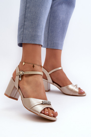 Sandalias de mujer de cuero sintético con tacones y bonitos detalles color dorado Narhi 2