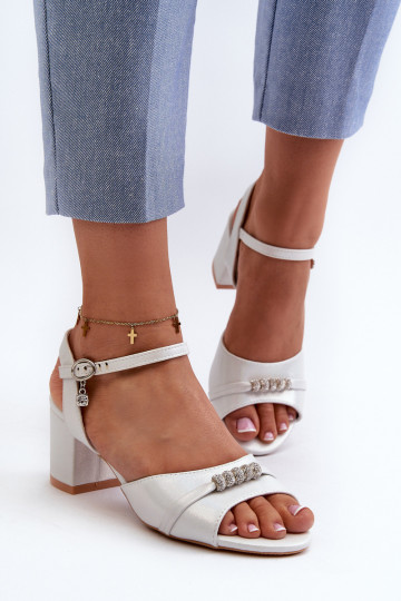 Sandalias de mujer de cuero sintético con tacones y bonitos detalles color plateado Narhi