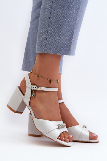 Sandalias de mujer de cuero sintético con tacones y bonitos detalles color plateado Narhi 2