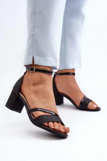 Sandalias brillantes con tacón bajo en color negro Ploemis