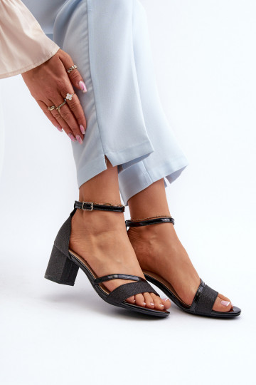 Sandalias brillantes con tacón bajo en color negro Ploemis 2