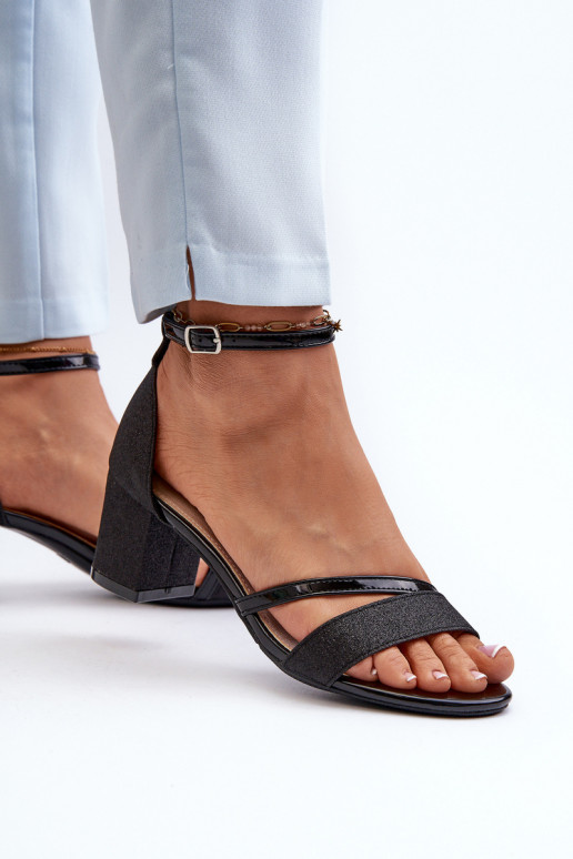 Sandalias brillantes con tacón bajo en color negro Ploemis