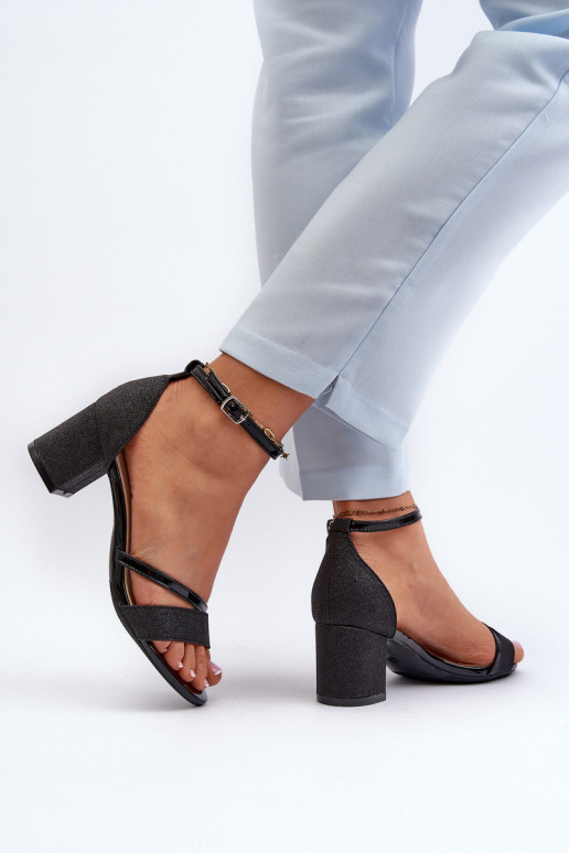 Sandalias brillantes con tacón bajo en color negro Ploemis