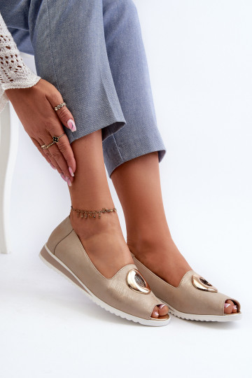 Zapatos de mujer en color dorado con ornamentos de cuero sintético Biolita