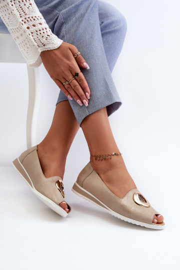 Zapatos de mujer en color dorado con ornamentos de cuero sintético Biolita 2