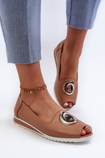 Zapatos de mujer en color arena con ornamentos de cuero sintético Biolita