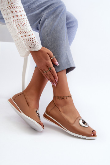 Zapatos de mujer en color arena con ornamentos de cuero sintético Biolita 2