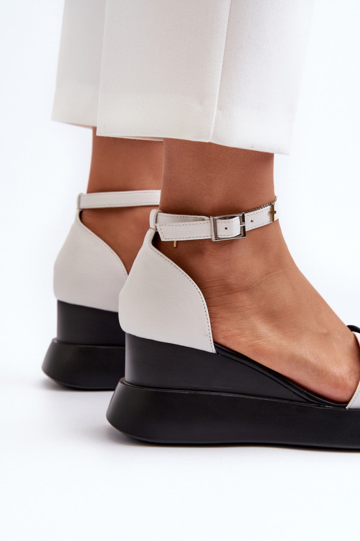 Sandalias de mujer con plataforma I Koturnie con flores en color blanco Foviana Sandalias de mujer con plataforma I Koturnie con flores en color blanco Foviana