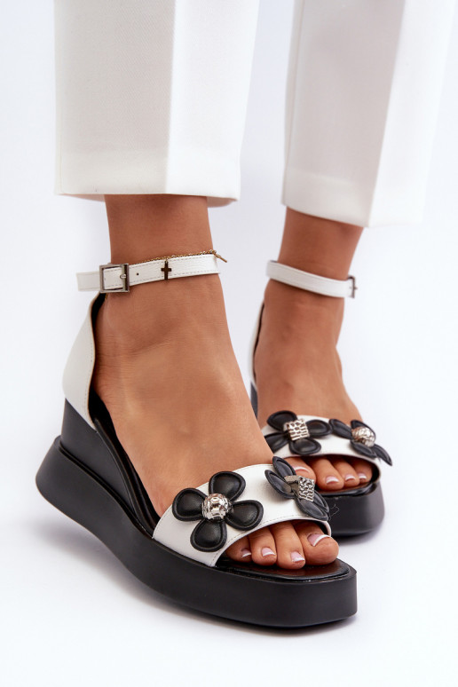 Sandalias de mujer con plataforma I Koturnie con flores en color blanco Foviana Sandalias de mujer con plataforma I Koturnie con flores en color blanco Foviana