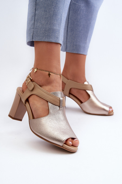 Sandalias de mujer de tacón confeccionadas en ecopiel en color dorado Queenmarie