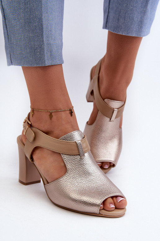 Sandalias de mujer de tacón confeccionadas en ecopiel en color dorado Queenmarie