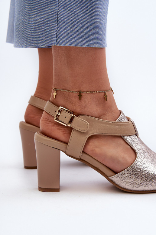 Sandalias de mujer de tacón confeccionadas en ecopiel en color dorado Queenmarie