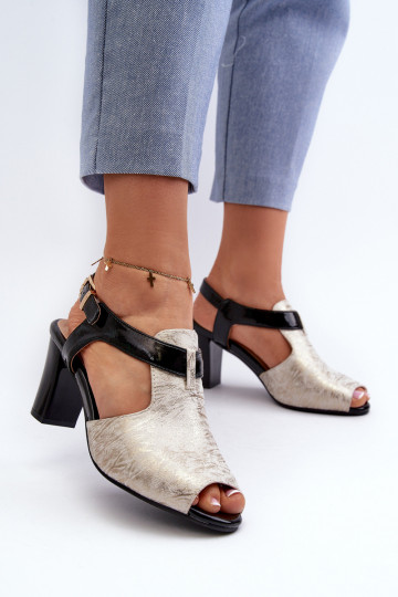 Sandalias de mujer de tacón confeccionadas en ecopiel en color dorado-negro Queenmarie