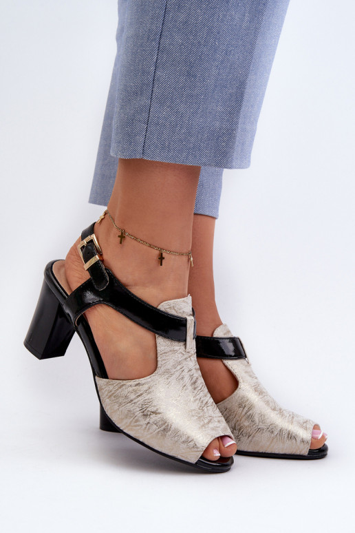 Sandalias de mujer de tacón confeccionadas en ecopiel en color dorado-negro Queenmarie