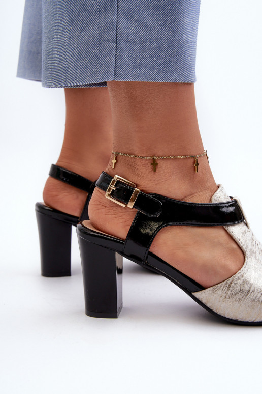 Sandalias de mujer de tacón confeccionadas en ecopiel en color dorado-negro Queenmarie