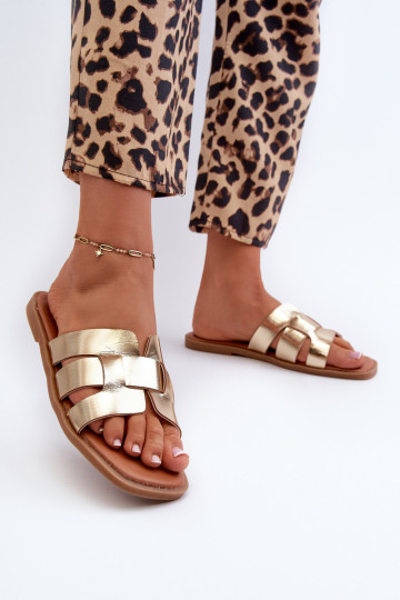 Chanclas de mujer con suela plana fabricadas en ecopiel en color dorado Risamay