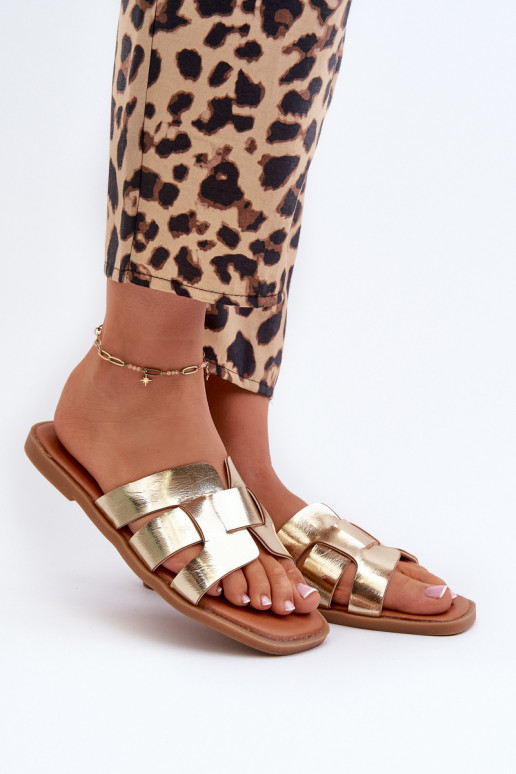 Chanclas de mujer con suela plana fabricadas en ecopiel en color dorado Risamay
