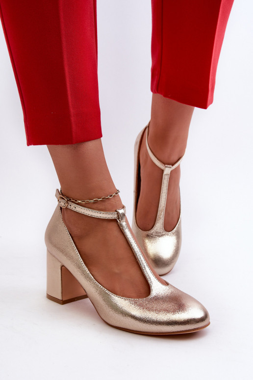 Zapatos confeccionados en ecopiel con tacón en color dorado Raniyah