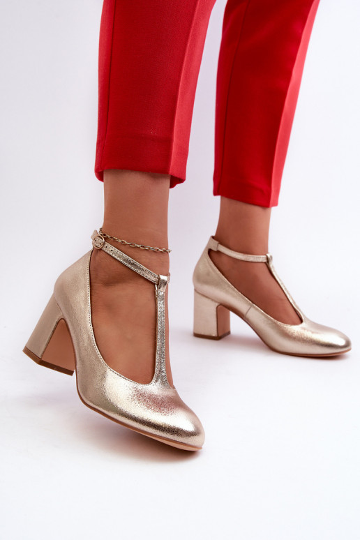 Zapatos confeccionados en ecopiel con tacón en color dorado Raniyah