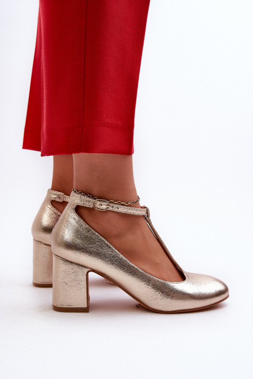 Zapatos confeccionados en ecopiel con tacón en color dorado Raniyah