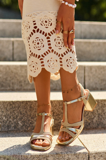 Sandalias de mujer de tacón fabricadas en ecopiel en color dorado Lyana 2