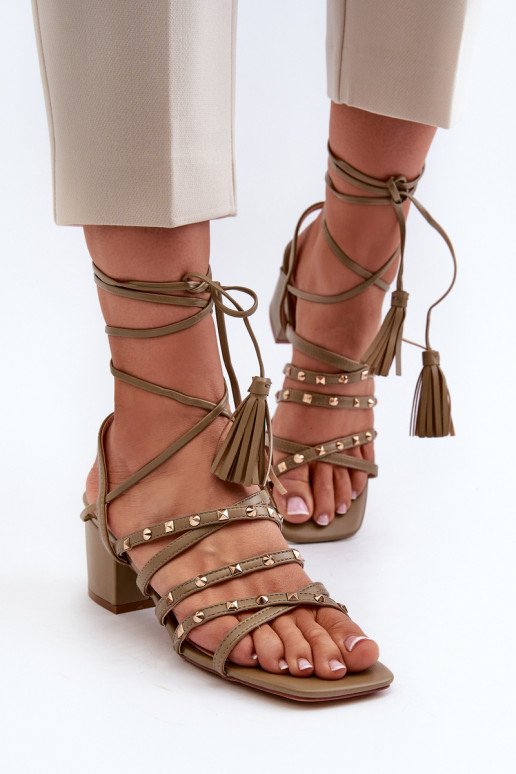 Sandalias Ozdobione con cordones y tacón bajo en verde Chrisele