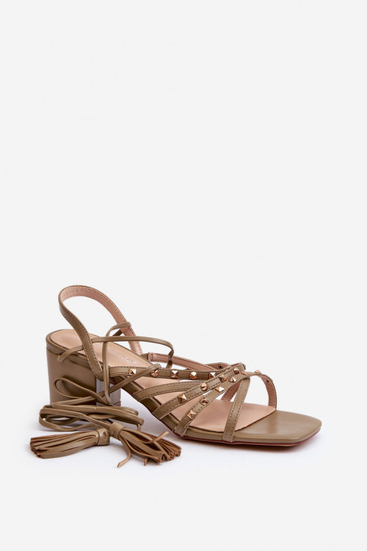 Sandalias Ozdobione con cordones y tacón bajo en verde Chrisele