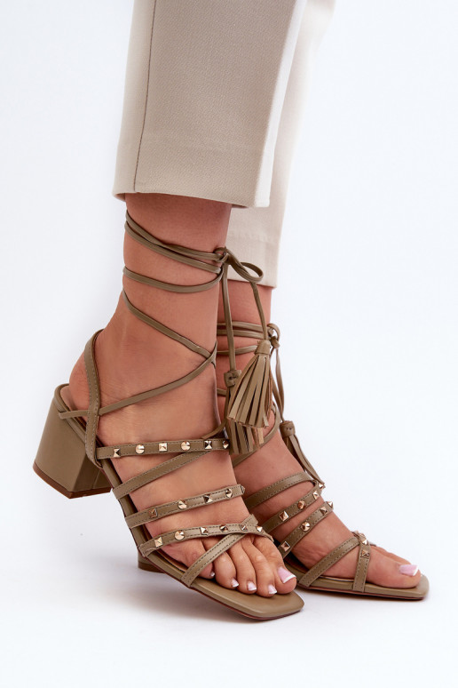 Sandalias Ozdobione con cordones y tacón bajo en verde Chrisele