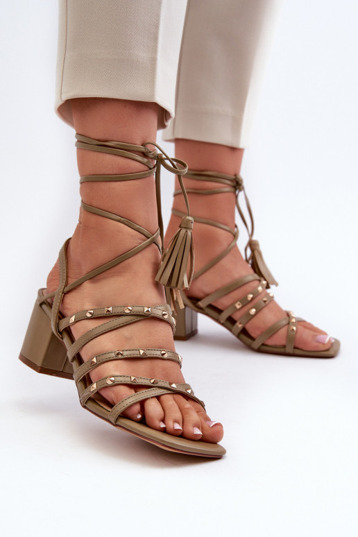 Sandalias Ozdobione con cordones y tacón bajo en verde Chrisele