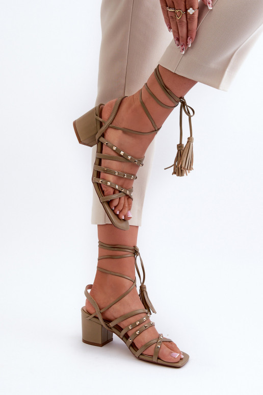 Sandalias Ozdobione con cordones y tacón bajo en verde Chrisele