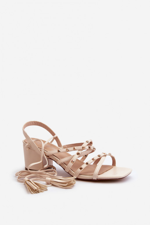 Ozdobione sandalias beige Chrisele de tacón bajo con cordones