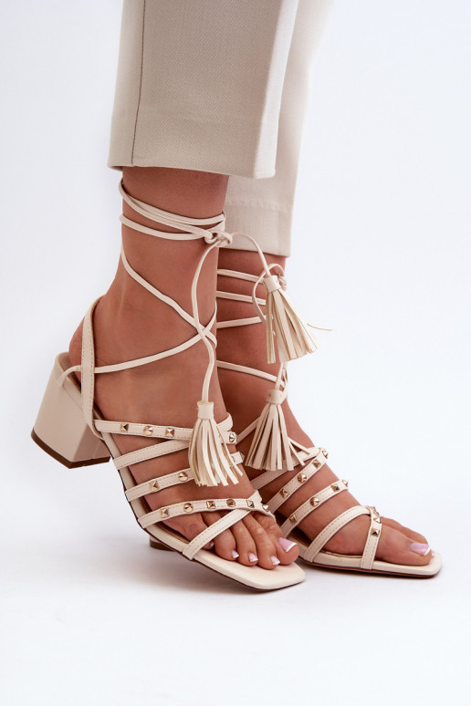 Ozdobione sandalias beige Chrisele de tacón bajo con cordones