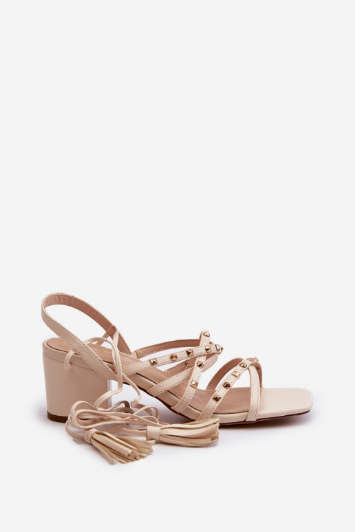 Ozdobione sandalias beige Chrisele de tacón bajo con cordones
