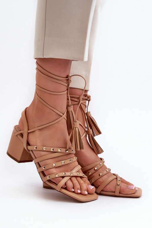 Sandalias Ozdobione con cordones y tacón bajo en marrón Chrisele