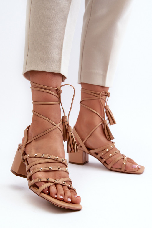 Sandalias Ozdobione con cordones y tacón bajo en marrón Chrisele