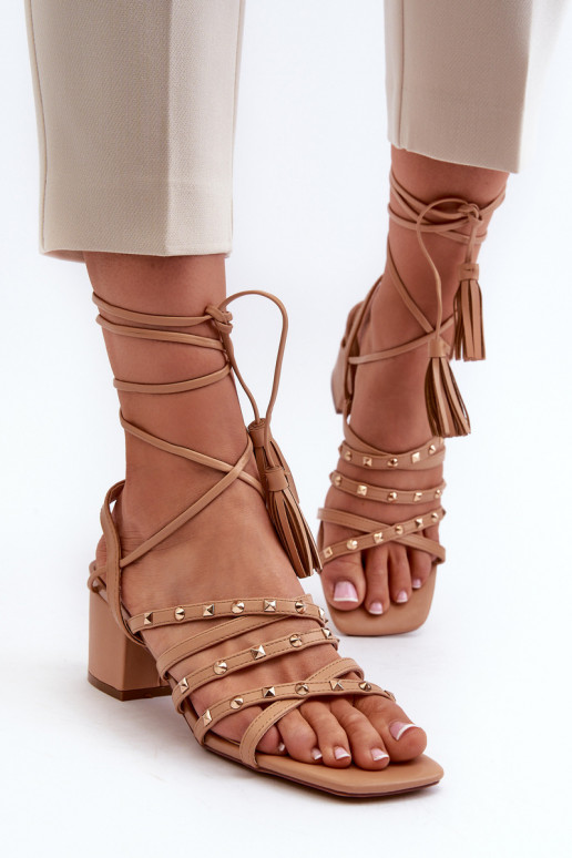 Sandalias Ozdobione con cordones y tacón bajo en marrón Chrisele