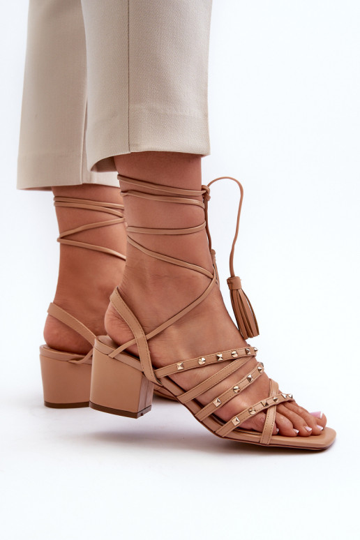 Sandalias Ozdobione con cordones y tacón bajo en marrón Chrisele