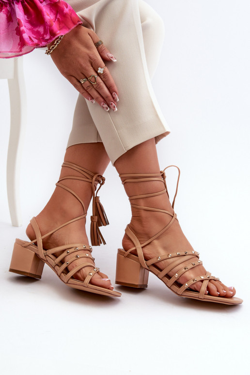 Sandalias Ozdobione con cordones y tacón bajo en marrón Chrisele
