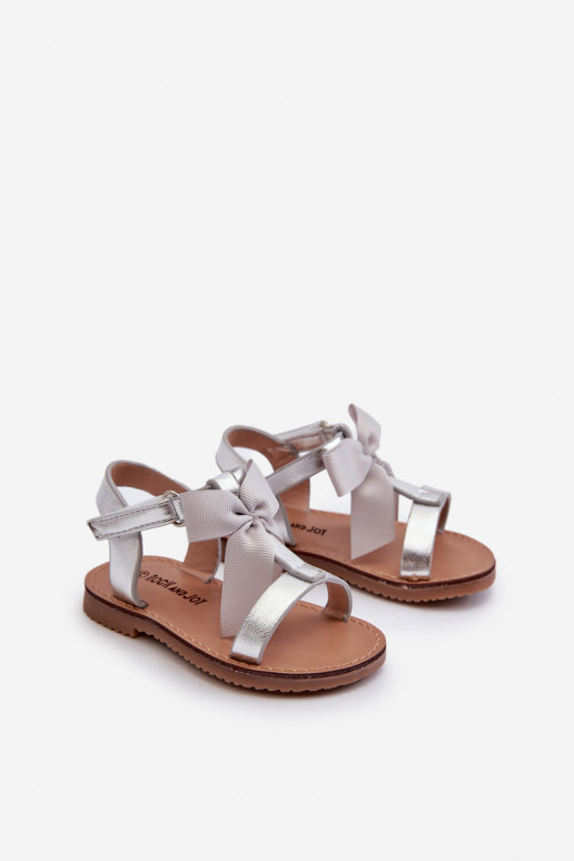 sandalias Infantil con cintas con cierres adhesivos color plata Joratia