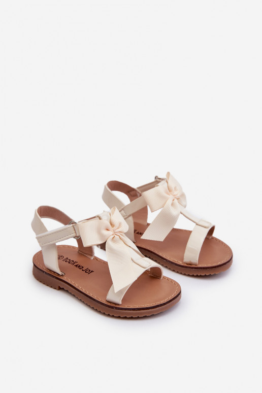 Sandalias Joratia de charol para niño con cintas y cierres adhesivos en color marfil