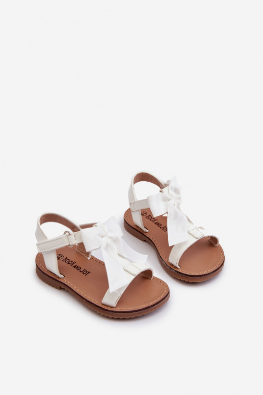 Sandalias lacadas Infantil con cintas con cierres adhesivos en color blanco Joratia