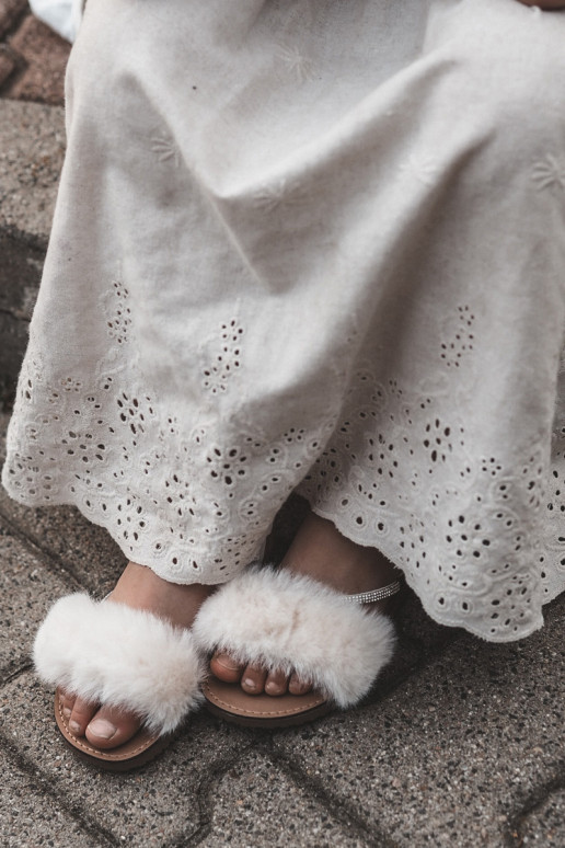 sandalias Infantiles con cierres adhesivos con pelo en color blanco Rosavere