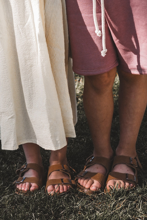 sandalias plataforma infantil con cierres adhesivos color marrón Rorria