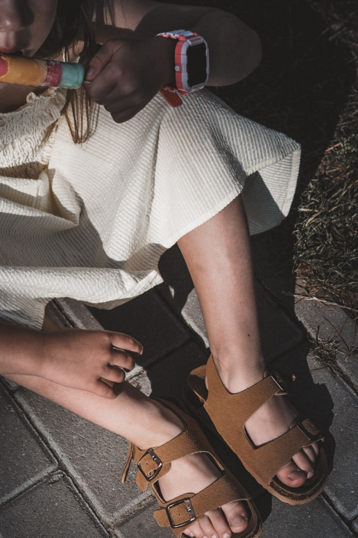 sandalias plataforma infantil con cierres adhesivos color marrón Rorria