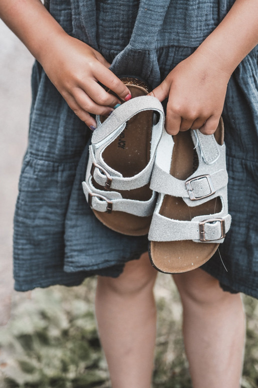 sandalias plataforma infantil con cierres adhesivos color gris Rorria