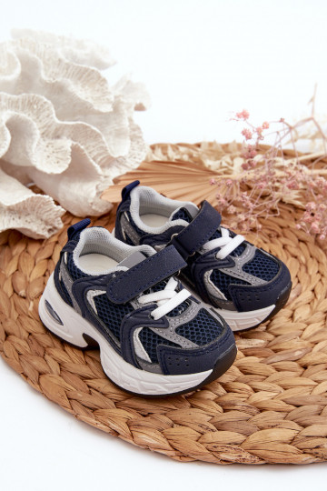 Calzado deportivo infantil modelo Sneakers con cierres adhesivos en color azul oscuro Rulagia