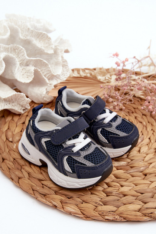 Calzado deportivo infantil modelo Sneakers con cierres adhesivos en color azul oscuro Rulagia