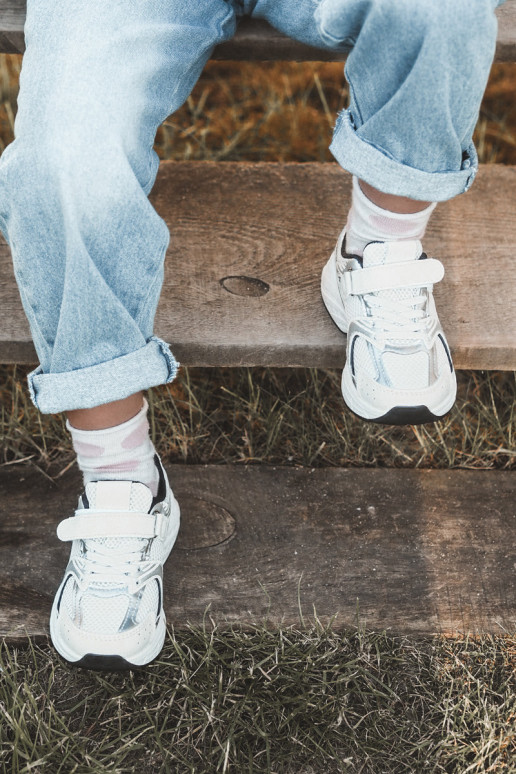 Calzado deportivo infantil modelo Sneakers con cierres adhesivos Color blanco-negro Efona Calzado deportivo infantil modelo Sneakers con cierres adhesivos Color blanco-negro Efona