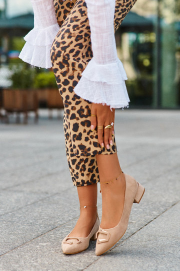 Zapatos de tacón bajo con adornos de ante ecológico S.Barski KV27-034 beige 2