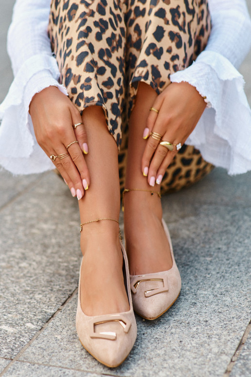 Zapatos de tacón bajo con adornos de ante ecológico S.Barski KV27-034 beige Zapatos de tacón bajo con adornos de ante ecológico S.Barski KV27-034 beige